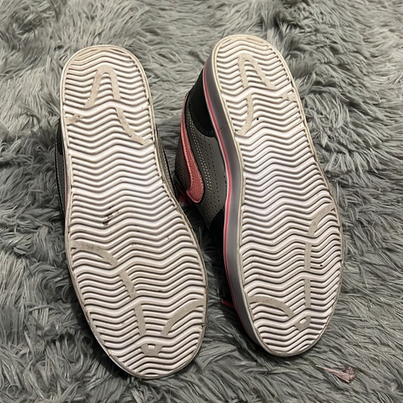 Gently used Nike SB women’s 6.5 shoe comes with black and pink laces - Picture 4 of 4
